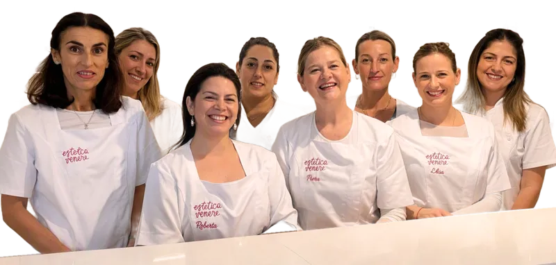 Le ragazze di Estetica Venere in divisa bianca, dietro il bancone del centro